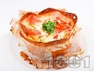 Рецепта Бързо предястие - гнездо от кори за баница пълнено с шунка, яйца, сирене и домати на фурна